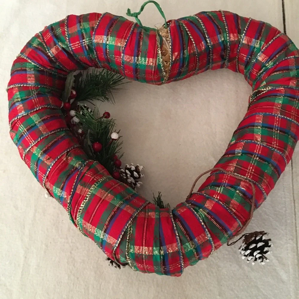 Christmas 🤶 🎅🏻 Heart Wreath Pine Cones Berries Needs a Touch Up